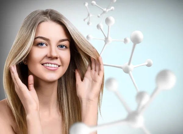 大きな白い分子鎖を持つ若い女性. — ストック写真