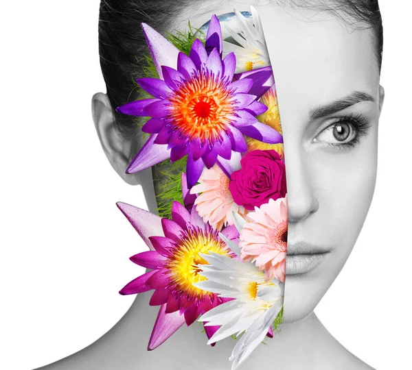 Boeket van kleurrijke bloemen in jonge vrouwen gezicht. — Stockfoto