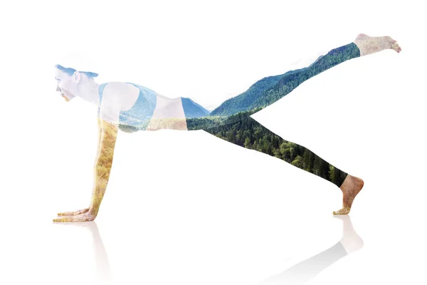 Dubbele blootstelling van de vrouw doen yoga en natuur. — Stockfoto