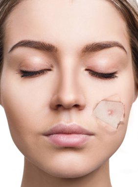 Kadın ile sivilce üzerinde yüz peek gelen delik içinde Vakfı.