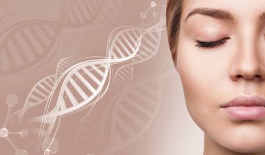 Beyaz DNA zincirleri arasında şehvetli bir kadının portresi.