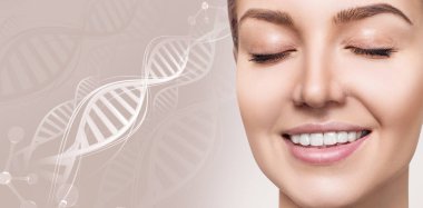 Beyaz DNA zincirleri arasında şehvetli bir kadının portresi.