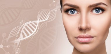 Beyaz DNA zincirleri arasında şehvetli bir kadının portresi.