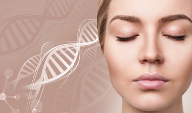 Beyaz DNA zincirleri arasında şehvetli bir kadının portresi.