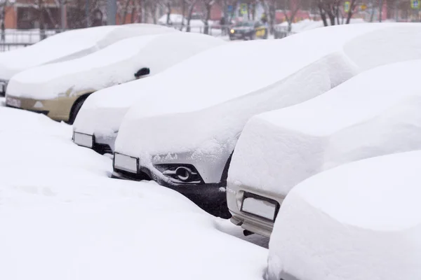 Samochody całkowicie pokryte śniegiem na parking. — Zdjęcie stockowe