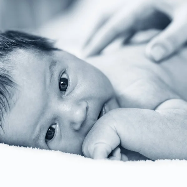Söt nyfödd bebis tittar på kameran. — Stockfoto