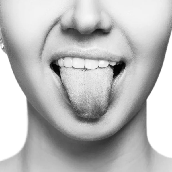Close-up portret van vrouw toont tong grimas. — Stockfoto