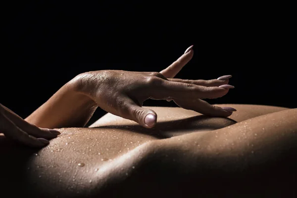 Widok zbliżenie ręki womans, dotykając jej brzuch. — Zdjęcie stockowe