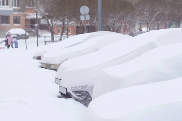 Coches completamente cubiertos de nieve en el aparcamiento . — Foto de Stock