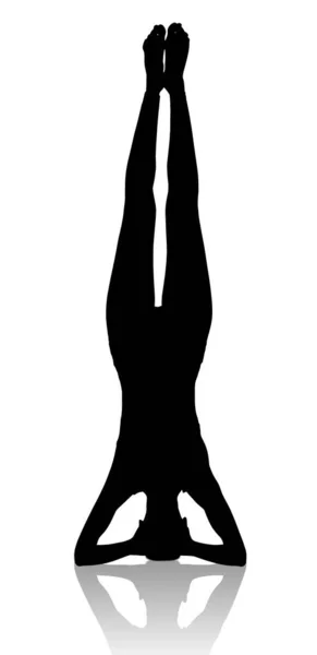 Silhouette nera di donna flessibile che fa yoga . — Foto Stock