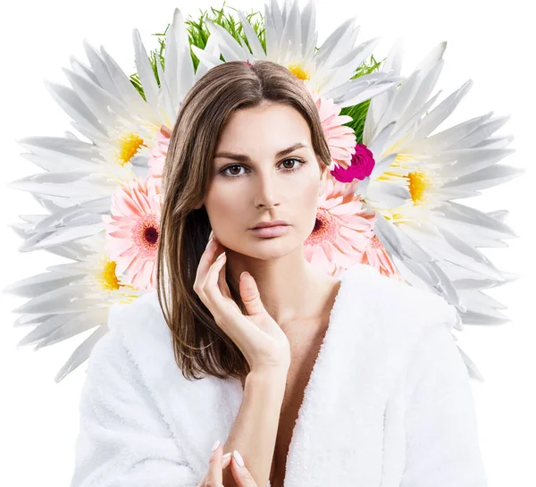 Retrato de belleza de mujer joven en albornoz . —  Fotos de Stock