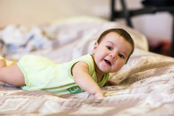 Leuke pasgeboren baby liggend op bed. — Stockfoto