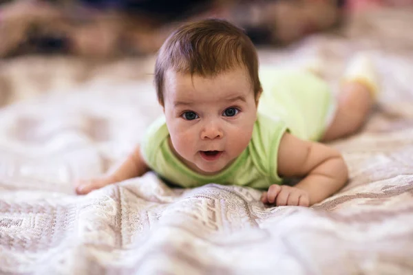 Leuke pasgeboren baby liggend op bed. — Stockfoto