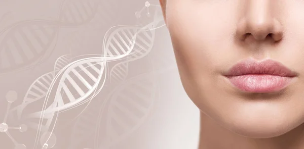 Mooie mollige vrouwelijke lippen tussen DNA kettingen. — Stockfoto