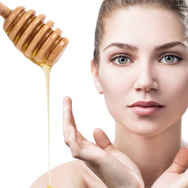 Genç bayan bal maskesi için hazırlan..