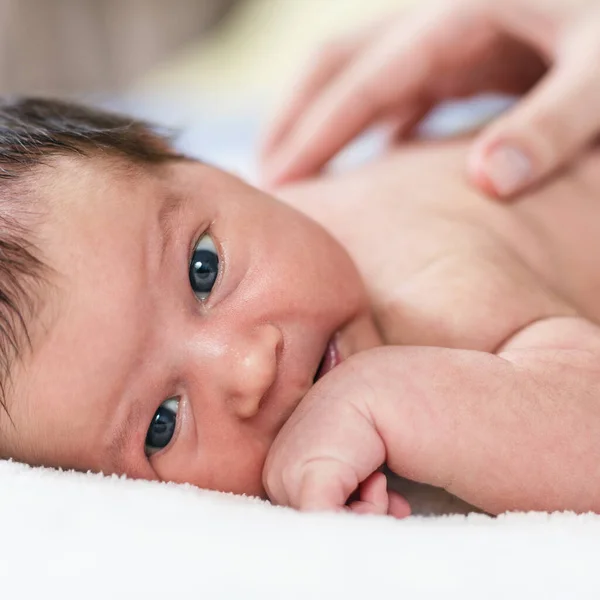 Bébé nouveau-né mignon regardant la caméra . — Photo