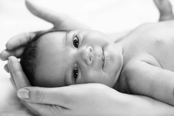 Bebê recém-nascido bonito olhando para a câmera . — Fotografia de Stock