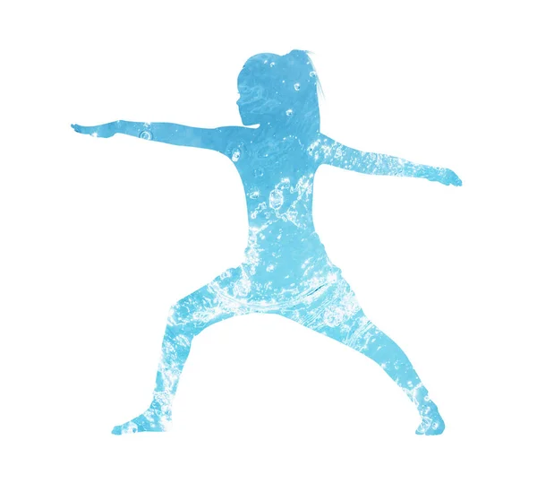 Water silhouet van klein meisje in yoga positie. — Stockfoto