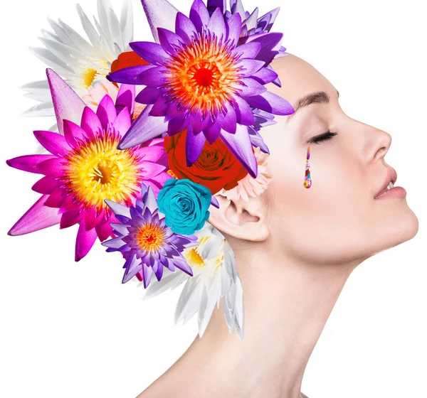 Skönhet porträtt av ung kvinna med färgglada blommor. — Stockfoto