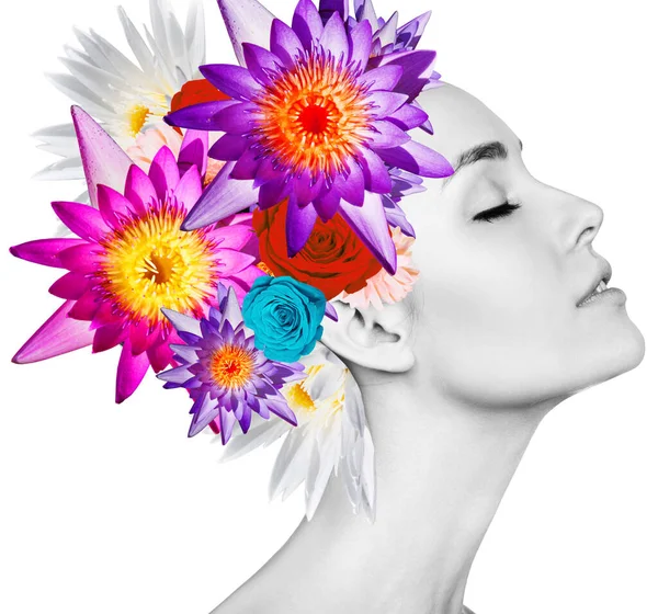 Retrato de belleza de mujer joven con flores de colores . — Foto de Stock