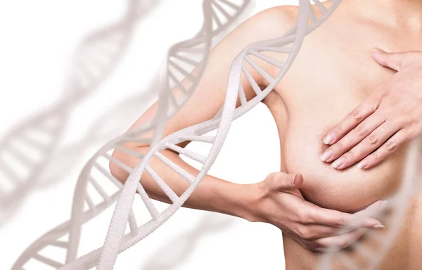 Vrouw onderzoekt haar borst onder DNA kettingen. — Stockfoto