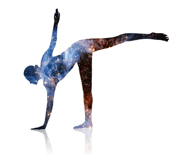 Doppelbelichtung von Frauen beim Yoga und im Galaxienraum. — Stockfoto