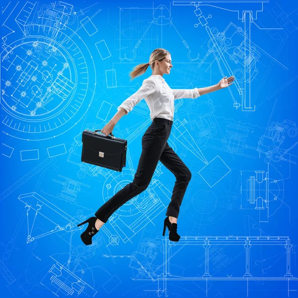 Geschäftsfrau springt über Blaupause. — Stockfoto