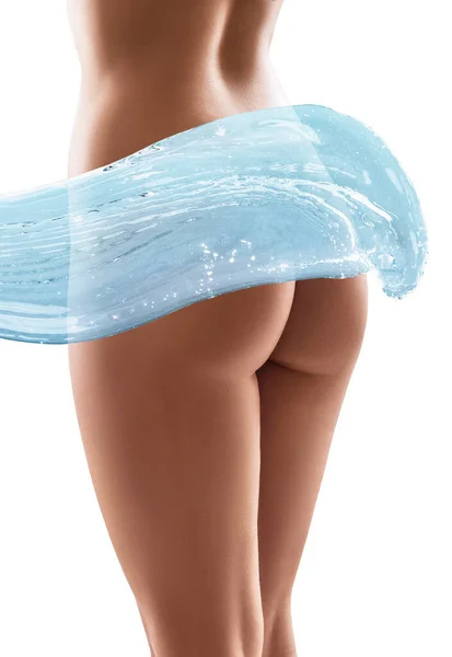 Fesses parfaites de jeune femme dans les éclaboussures d'eau . — Photo