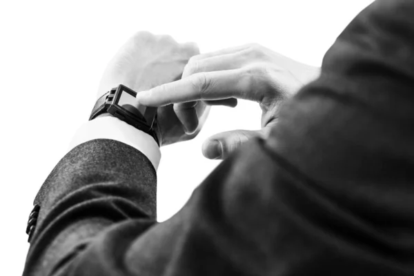 Närbild händerna på mannen med hans smartwatch. — Stockfoto