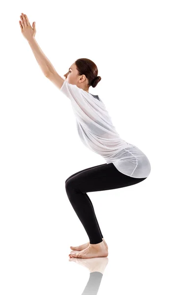 Молода жінка займається вправами йоги на підлозі . — стокове фото