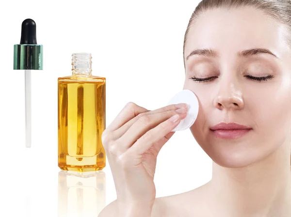 Cosmetische olie van toepassing op gezicht van jonge vrouw. — Stockfoto
