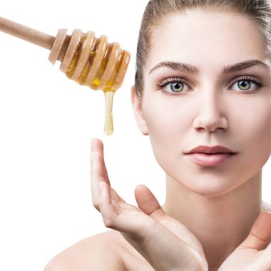 Genç bayan bal maskesi için hazırlan..