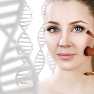 Dna zincirleri arasında makyaj fırçaları ile şehvetli kadın.