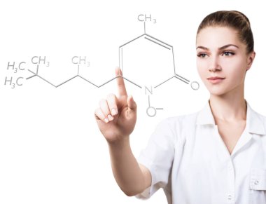 Genç bayan doktor kimyasal formüle işaret ediyor..