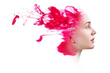 Kadın yüz ve bej duman çift pozlama portre.