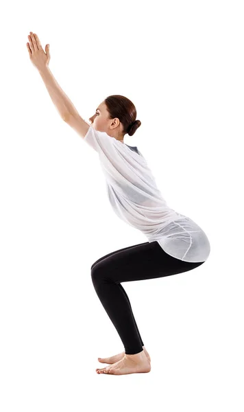 Mujer joven haciendo ejercicio de yoga en el suelo. —  Fotos de Stock