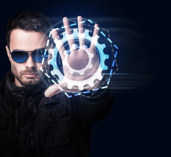 Muž ve slunečních brýlích ovládá virtuální systém ručně. — Stock fotografie