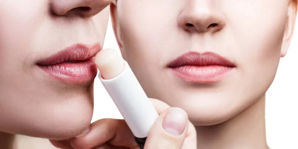 Κολάζ της όμορφης γυναίκας εφαρμογή υγιεινό lip balm. — Φωτογραφία Αρχείου