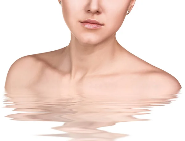 Mooie jonge vrouw in het water. Spa-concept. — Stockfoto