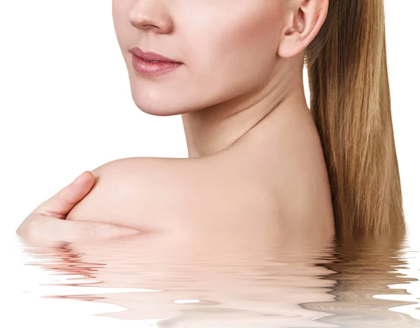 Mooie jonge vrouw in het water. Spa-concept. — Stockfoto