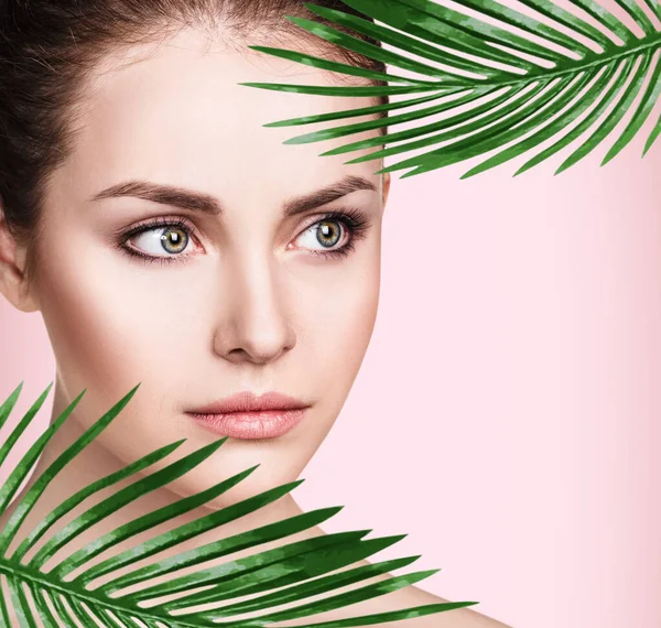 Красивая женщина с идеальной кожей среди пальмовых листьев . — стоковое фото
