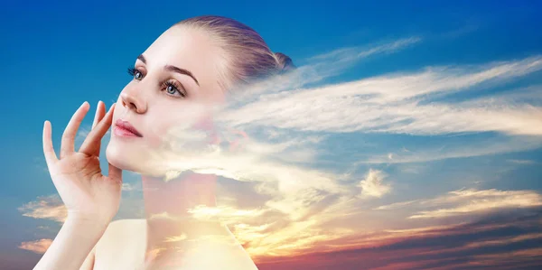 Doppelbelichtung Porträt der jungen Frau Gesicht und schönen Sonnenuntergang. — Stockfoto