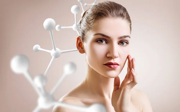 Mujer joven con gran cadena de moléculas blancas . — Foto de Stock