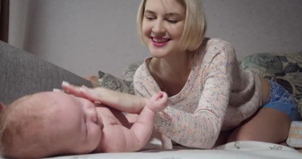 Mãe se comunica com seu bebê menina . — Vídeo de Stock