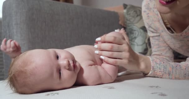 Mãe se comunica com seu bebê menina . — Vídeo de Stock