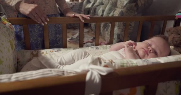 Dolce neonata ragazza dormire in culla . — Video Stock