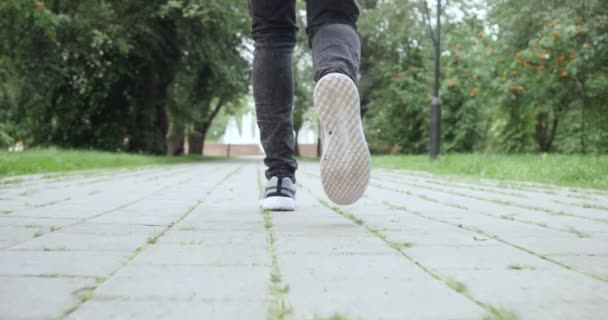 Jovem feliz ouve música do leitor de cassetes — Vídeo de Stock