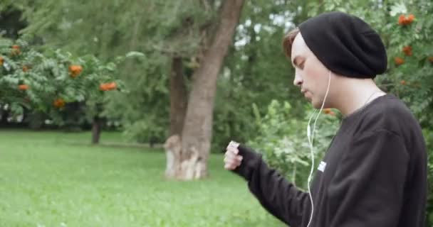 Boldog fiatalember zenét hallgat kazettás lejátszótól. — Stock videók