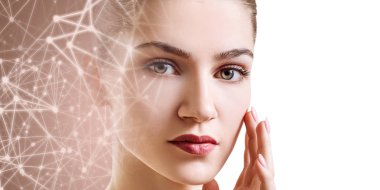 Genç bir kadın ve parıldayan noktalar ve çizgiler iki kez gösteriliyor..