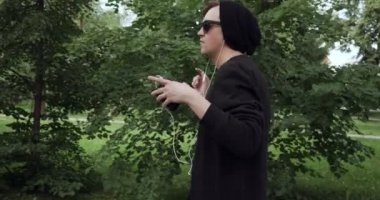 Mutlu genç adam kasetçalardan müzik dinliyor.